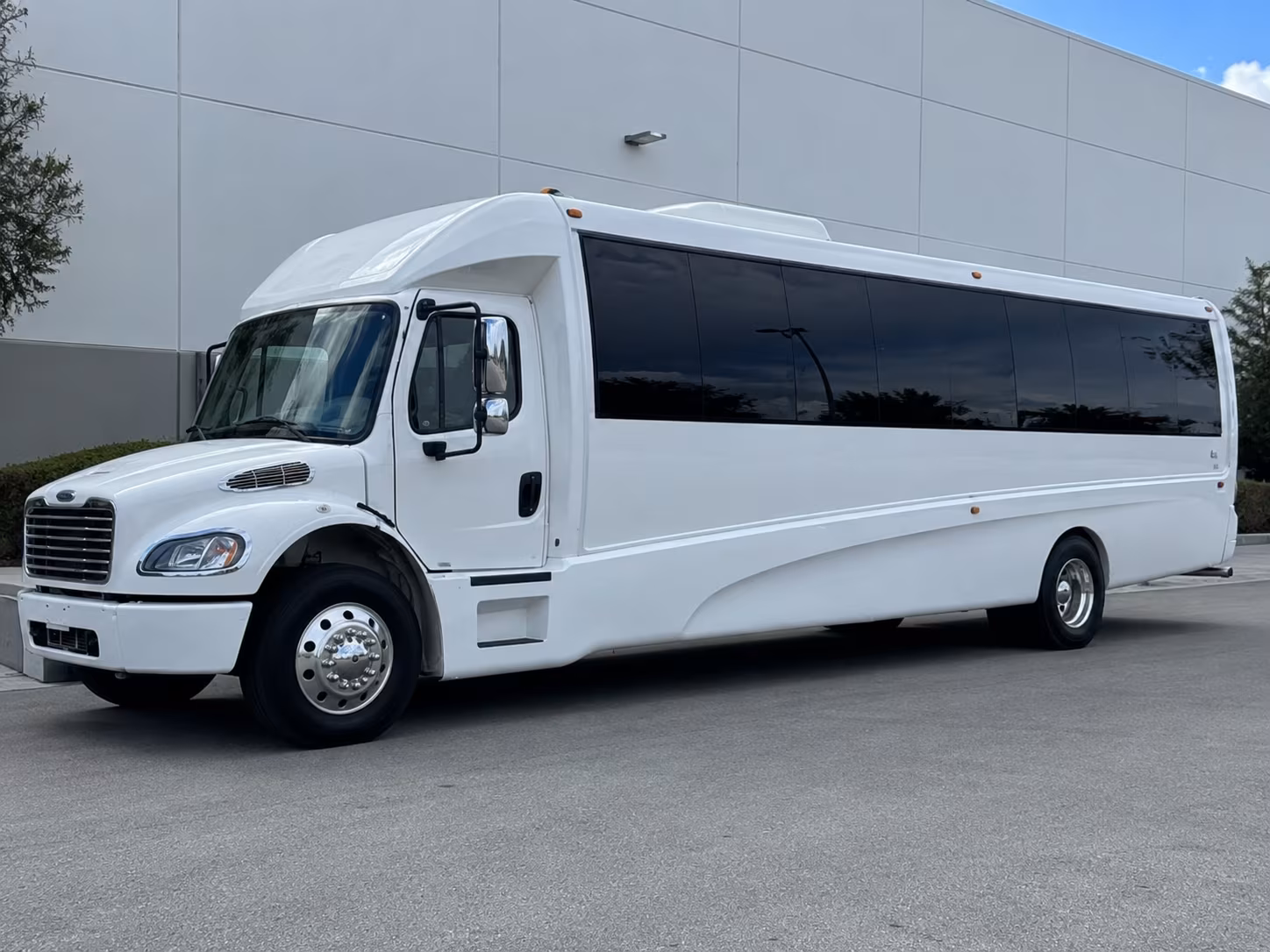 Virginia Beach Birthday, Sweet 16, & Quinceañera Transportation party bus exterior